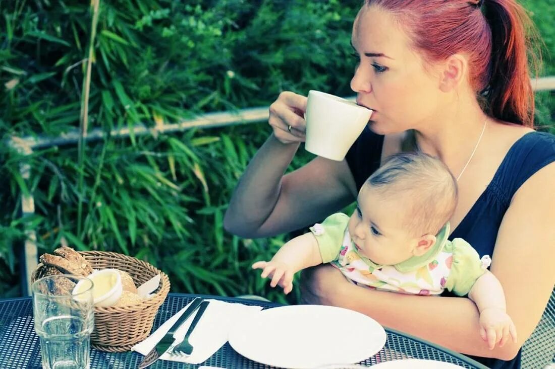 Женщина с ребенком. Мама с ребенком пьют чай. Мама пьет чай. Женщина кормит ребенка.