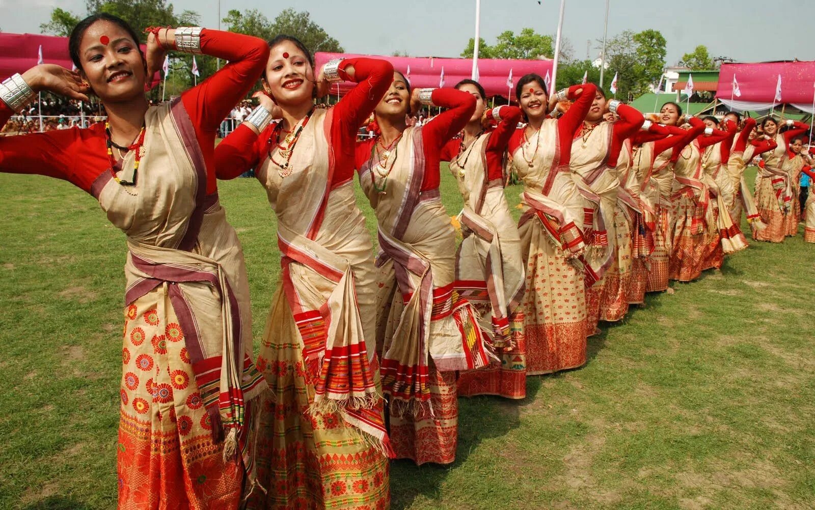 India bamboo dance. E culture. E culture. Национальная одежда ирана. Современная восточная культура.