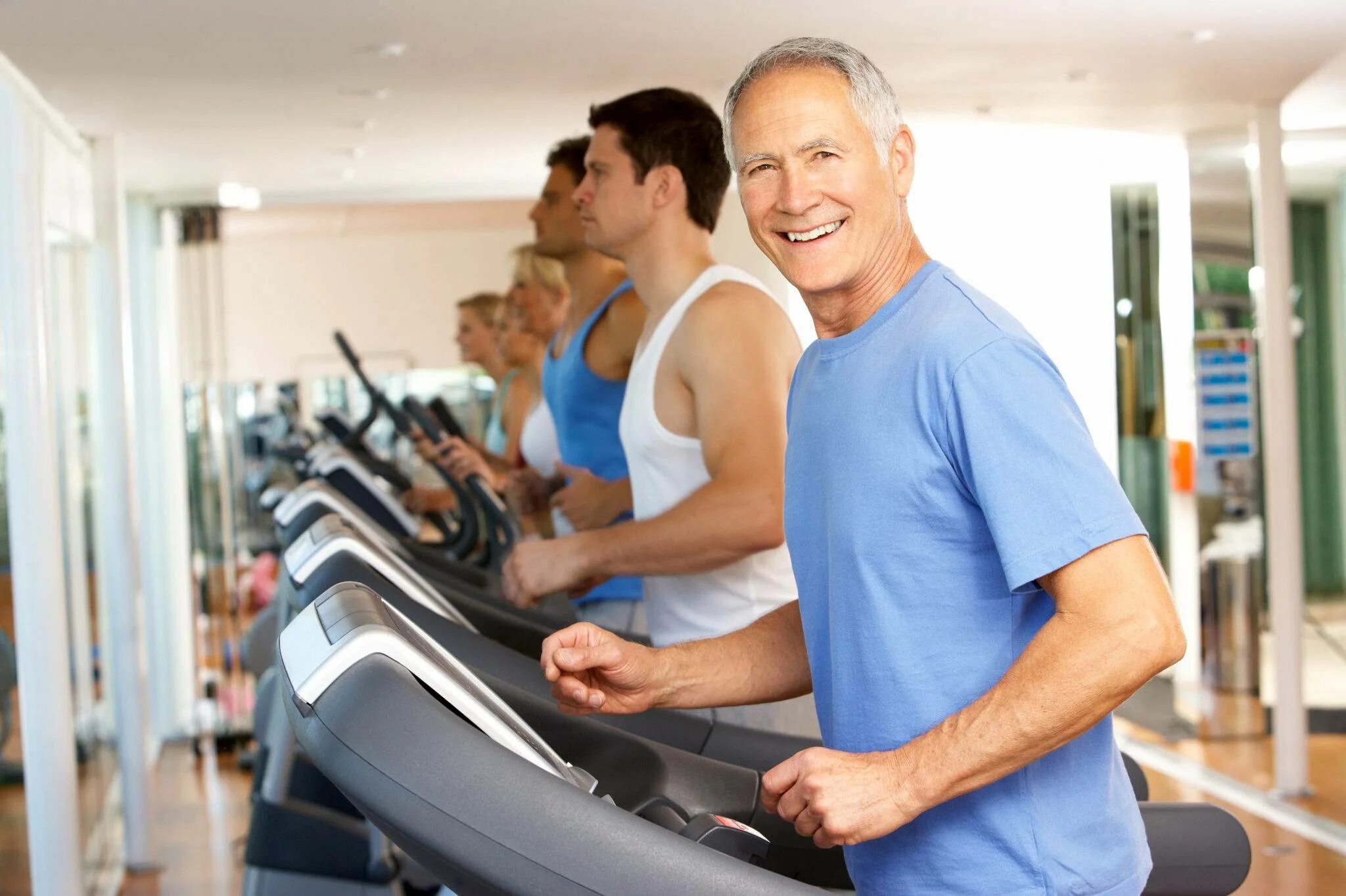 Питание мужчины после 50 лет. Пожилые люди в спортзале. Пожилые люди в тренажерном зале. Мужчина на беговой дорожке. Физическая активность фитнес.