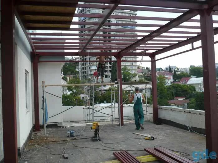 Веранды из металлоконструкций. Пристрой к дому из поликарбоната. Пристрой к дому из труб. Терраса из металла. Каркас веранды.