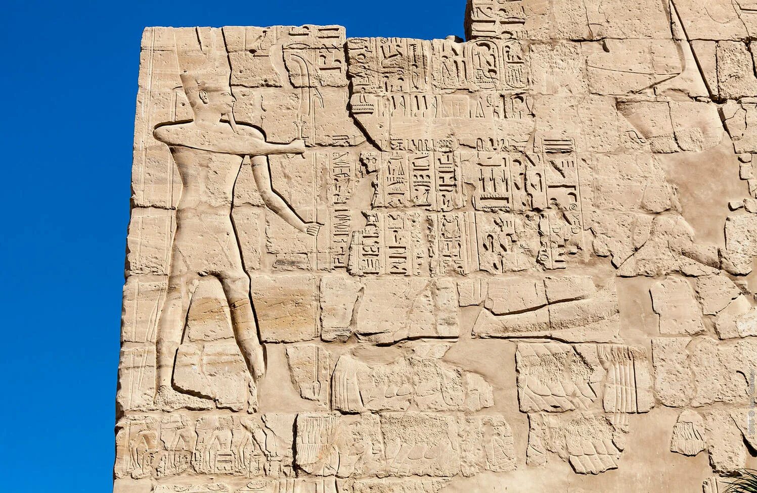 Тот родил его фараон 6 букв сканворд. Карнакский храм Египет. Карнакский храм в Луксоре. Карнакский храм рельефы. Карнакский храм колонный зал.