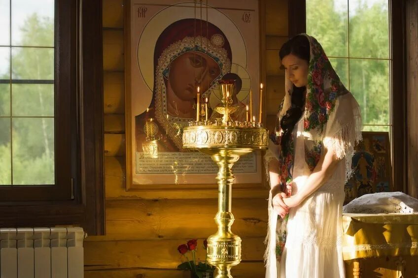 Мужчина в церкви. Православные молятся. Пред фото. Человек молится в храме. Женщина молится в храме.