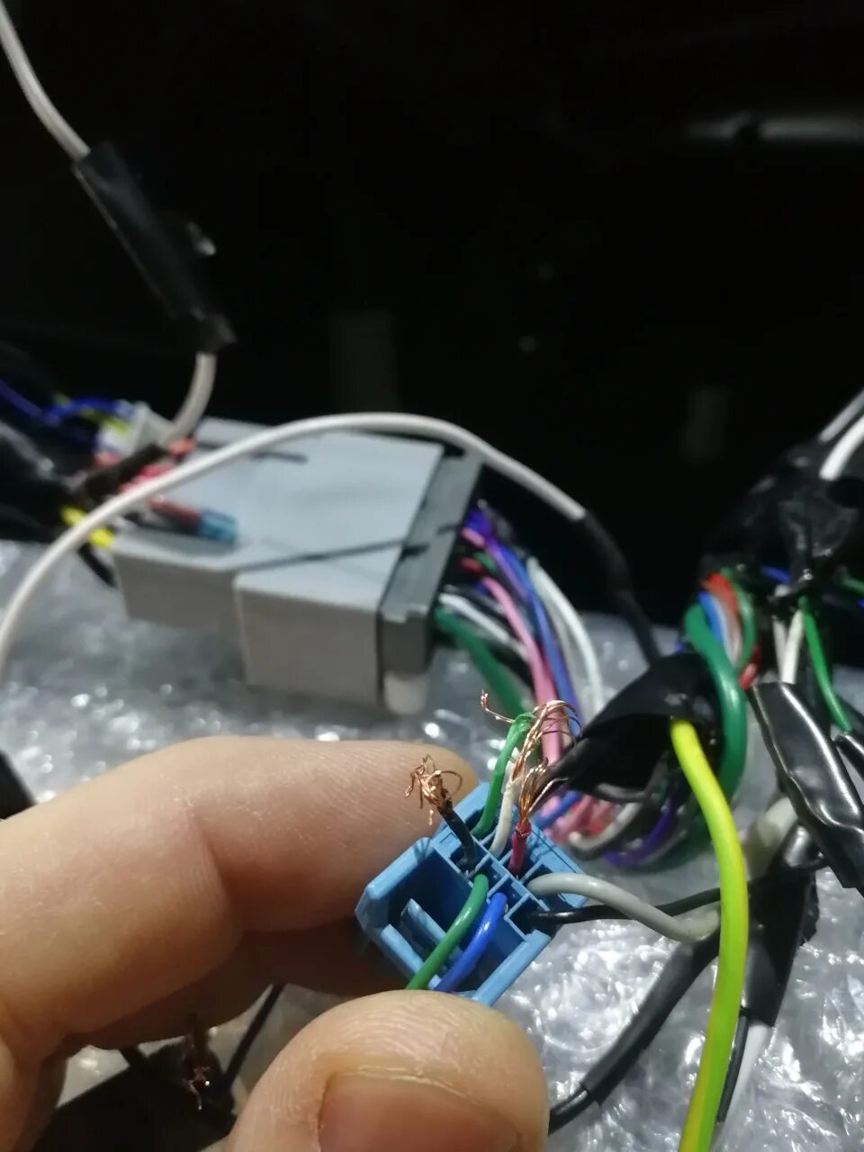 Разъём штатной камеры wv. Тойота рав 4 провод заднего хода. Штатная камера заднего хода на nissan wingroad 2003. Подключение нештатной камеры на штатную магнитолу соренто 2013. Подключение штатной камеры.