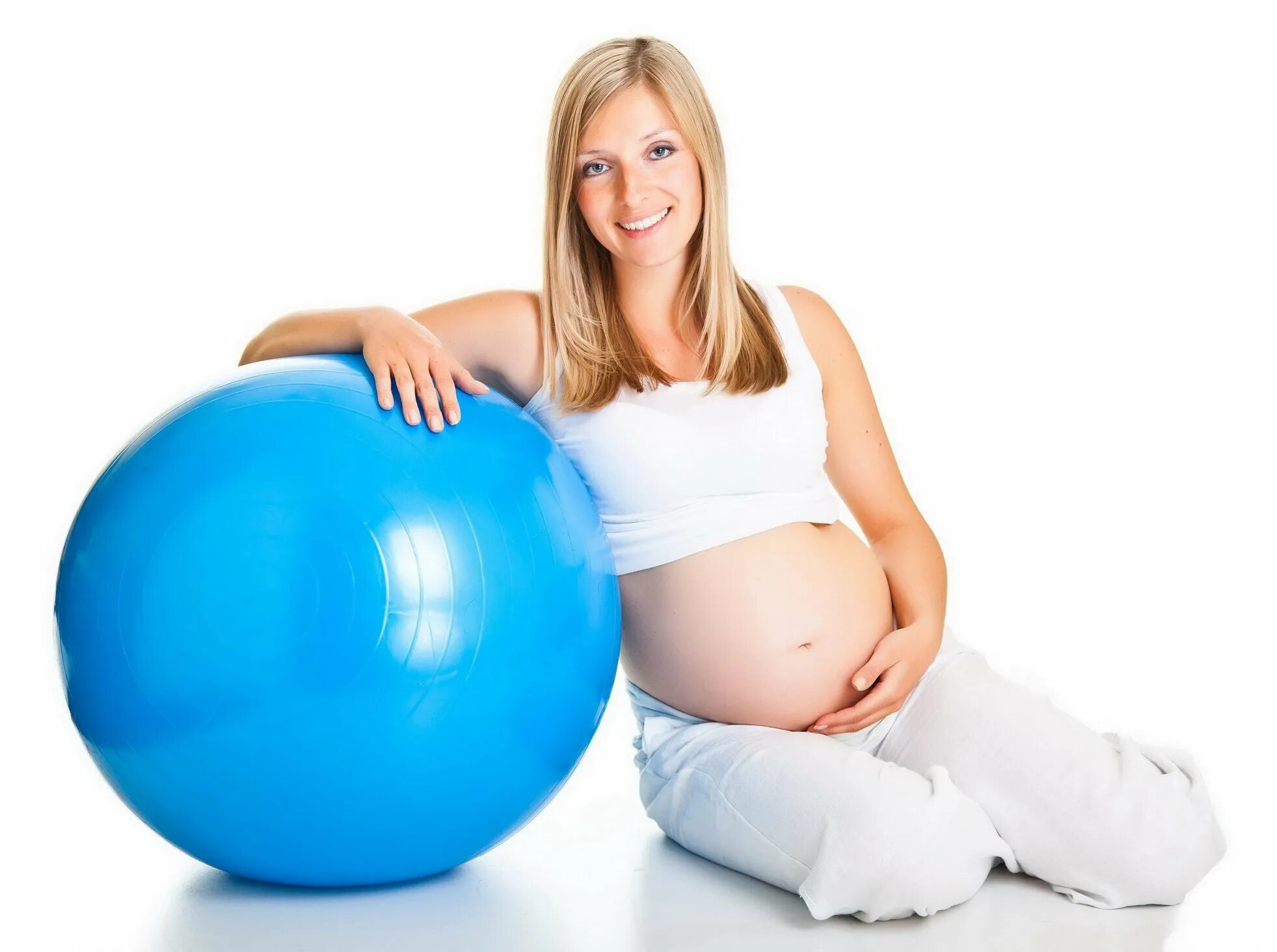 Будущая мама мальчика. Фитболы для беременных. Беременные женщины на белом фоне. Подготовка женщины к родам.