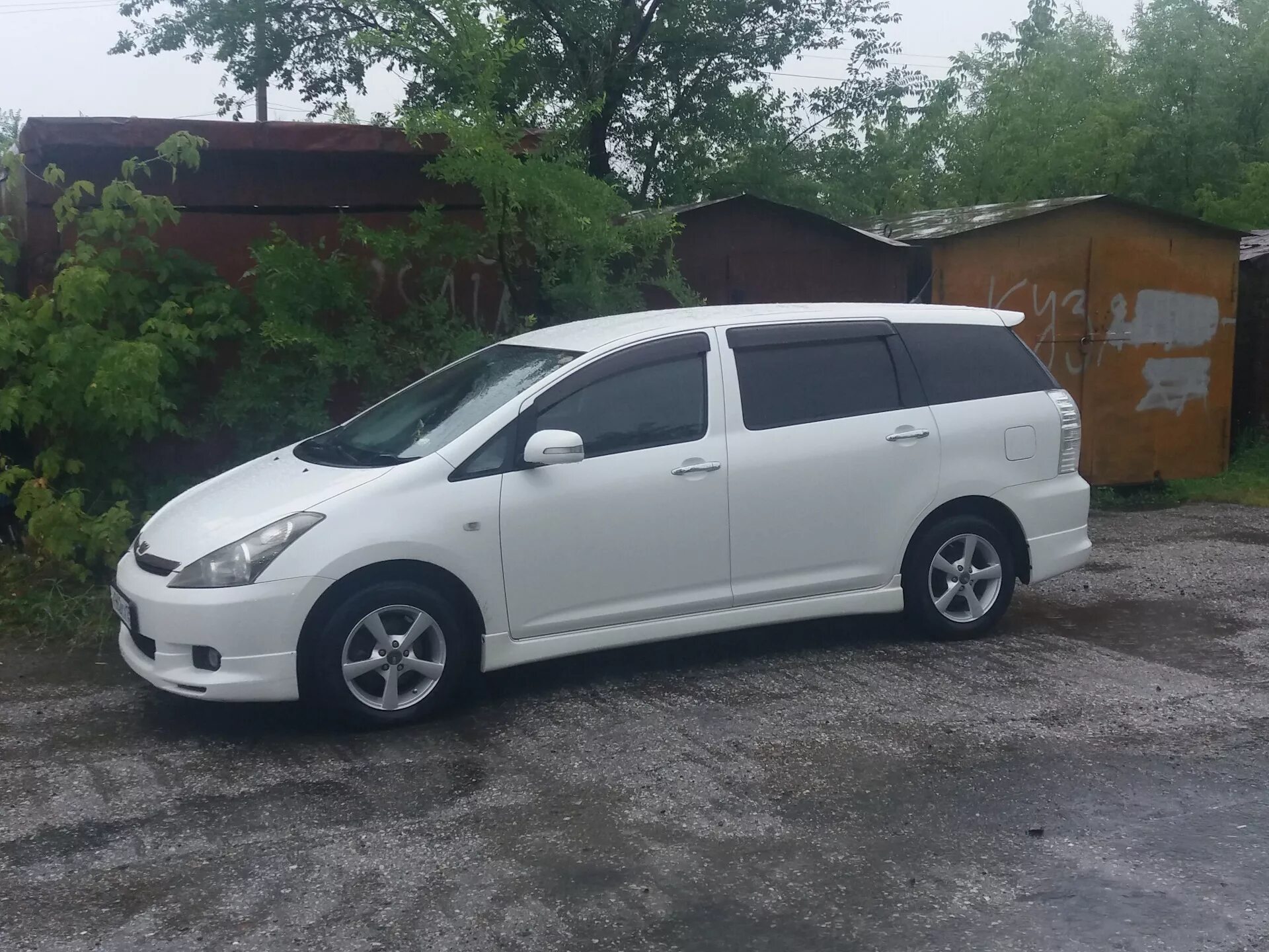 Toyota Wish 2005. Тойота Виш 2005 белая. Тойота Виш 2012 белая. Тойота Виш 2003 белый.