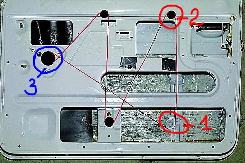 Схема левого стеклоподъемника ваз 2107. Стеклоподъемник ВАЗ Нива 2121. Тросик стеклоподъемника Нива 2121 левый. Схема установки стеклоподъемника на ниву 21213. Ручной стеклоподъемник Нива 2121.