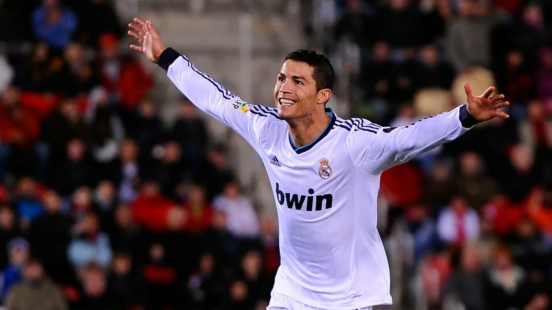 Показать c. Футбол Роналду. Роналду Криштиану фотомонтаж. Ronaldo 2013. Криштиану Роналду на поле с мячом.