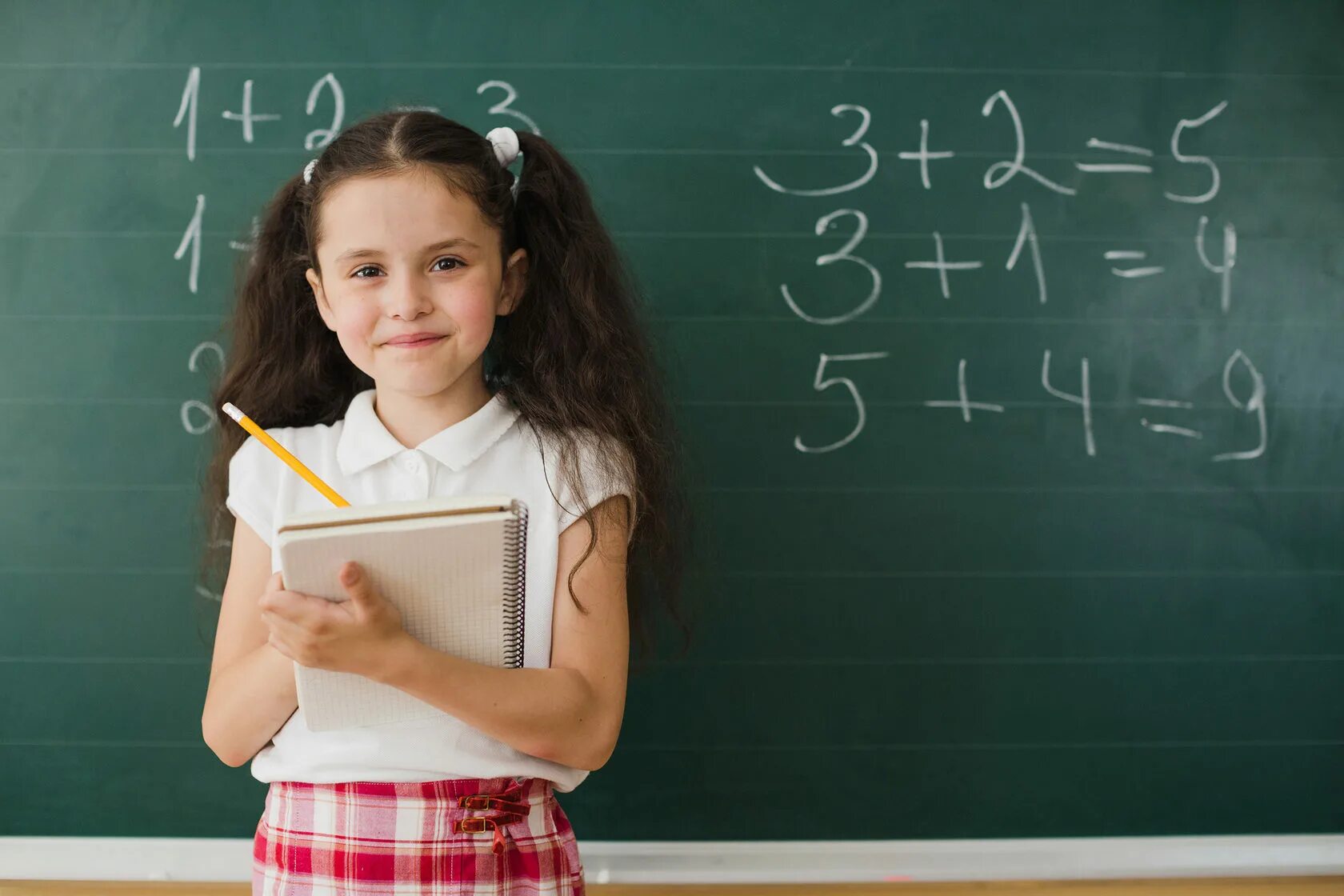 Математика воспитывает. Девочка у доски. Ученик у доски. Ребенок у доски. Ребенок у школьной доски.