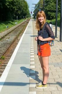 Девушка на остановке