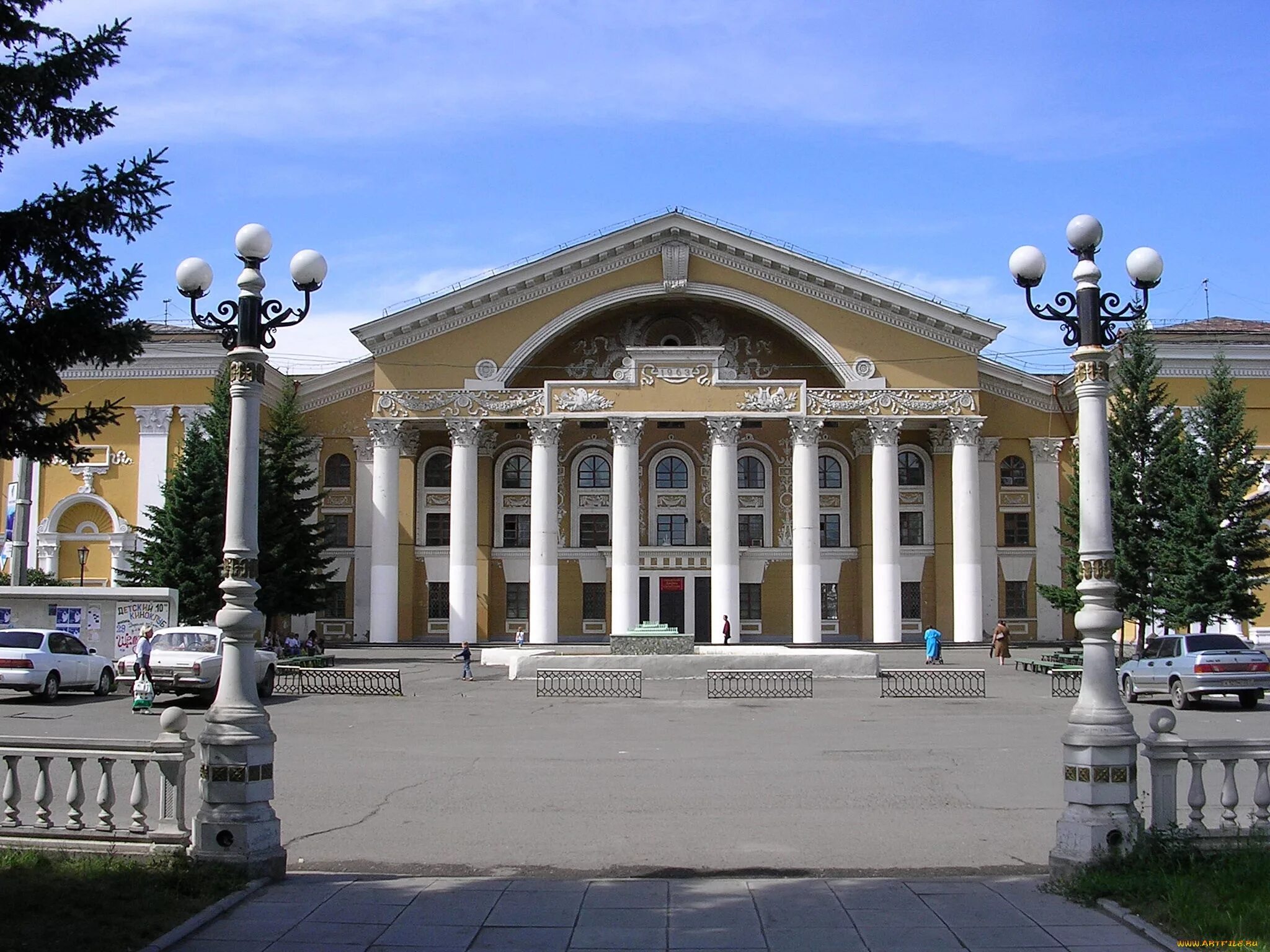Алтай город бийск. Городской дворец культуры г. Бийска. Бийск Алтайский край. Дворец Химиков Бийск. Бийск центр города.