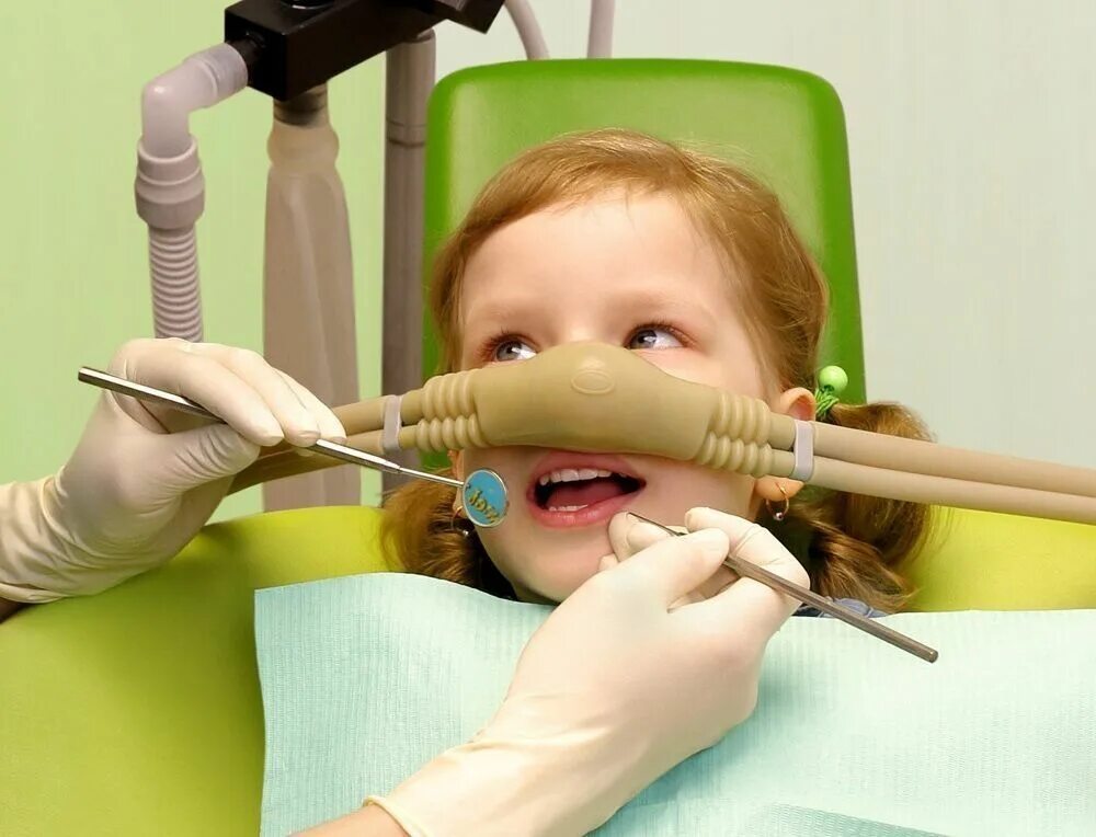 Зубы общий наркоз спб. Обезболивание в детской стоматологии. Лечат зубы детям под.газовой маской. Лечение зубов картинки для детей.