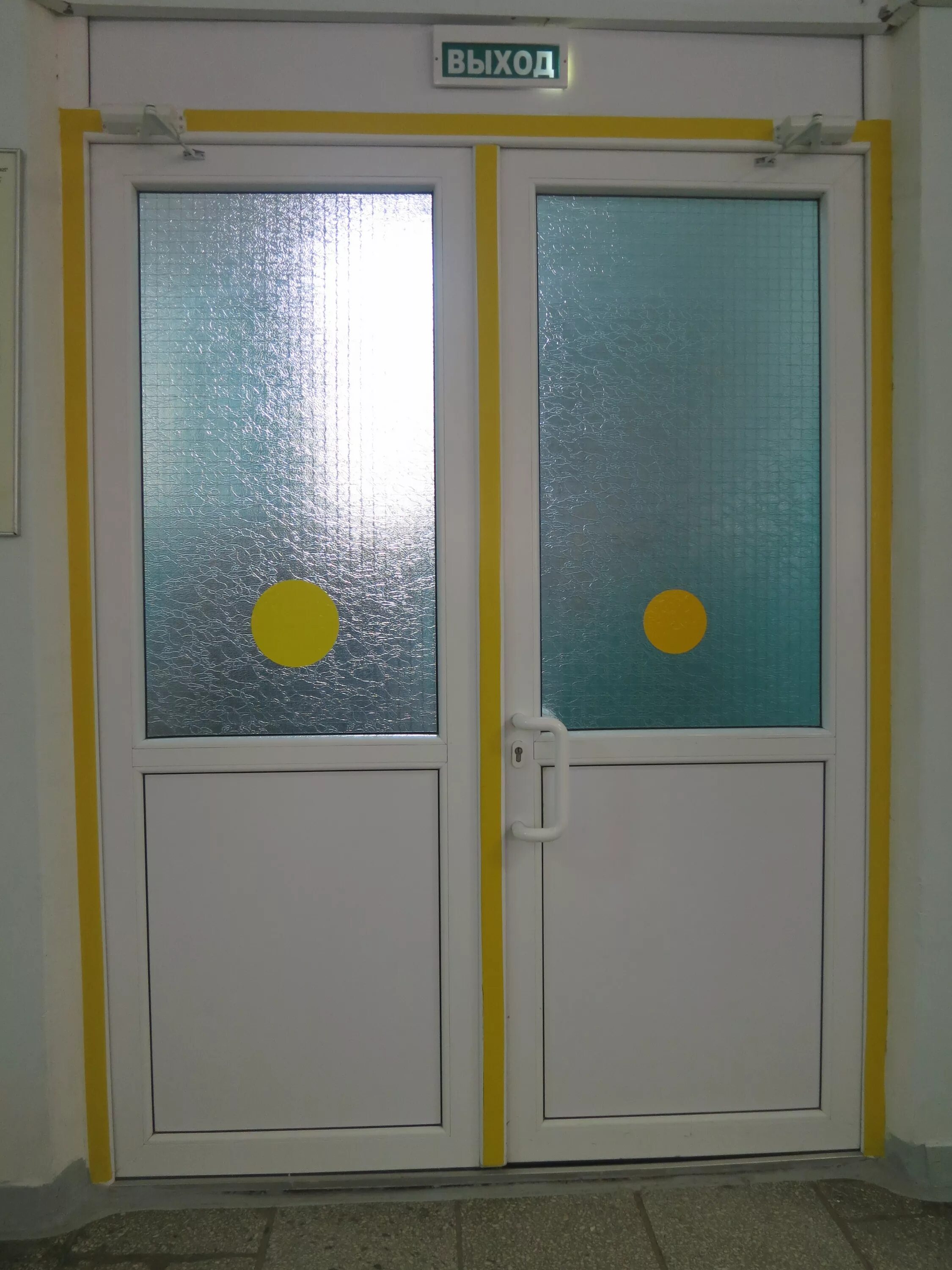 раздвижные двери для инвалидов. желтый круг на двери. фильтр для воды , коробка , желтый круг. круг для слабовидящих на дверь. диаметр жёлтого круга для слабовидящих.