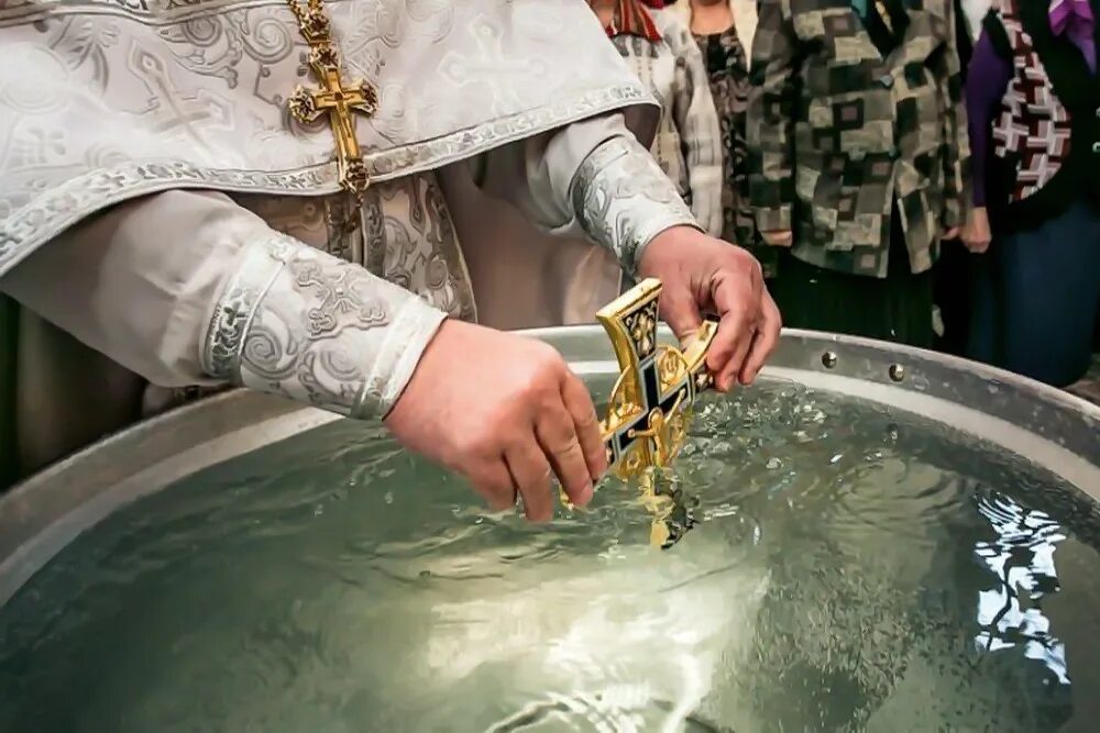 Как использовать крещенскую воду дома