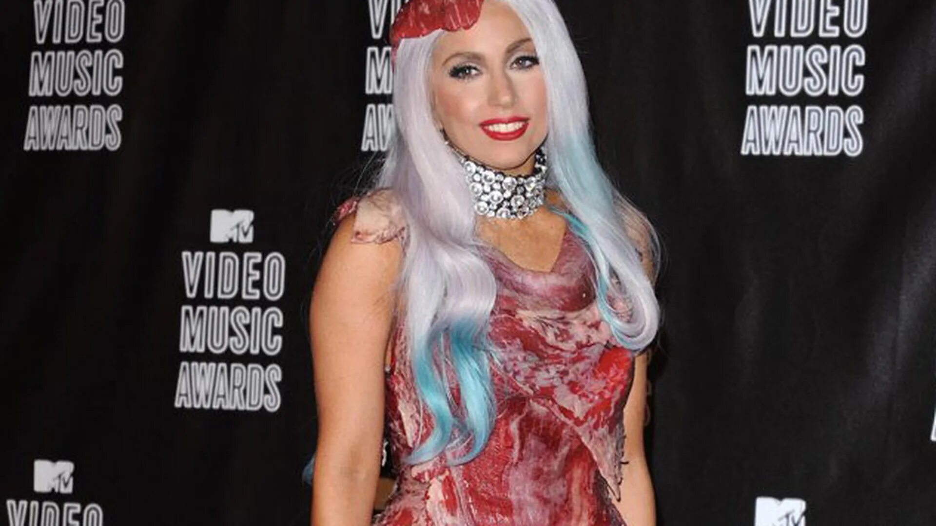 MTV VMA 2010 леди Гага. Мясное платье леди Гаги. Леди Гага платье из мяса. Мясное платье леди Гаги на премии «VMA» В 2010 году. Леди гага в мясе