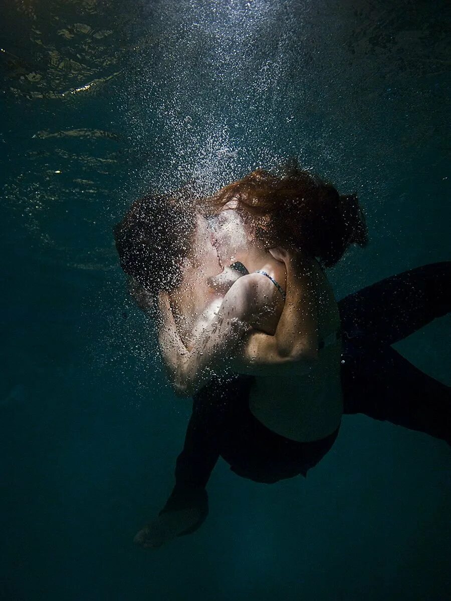 Человек под водой. Тонущий человек. Фотосессия под водой. Вода и человек. Страх утонуть