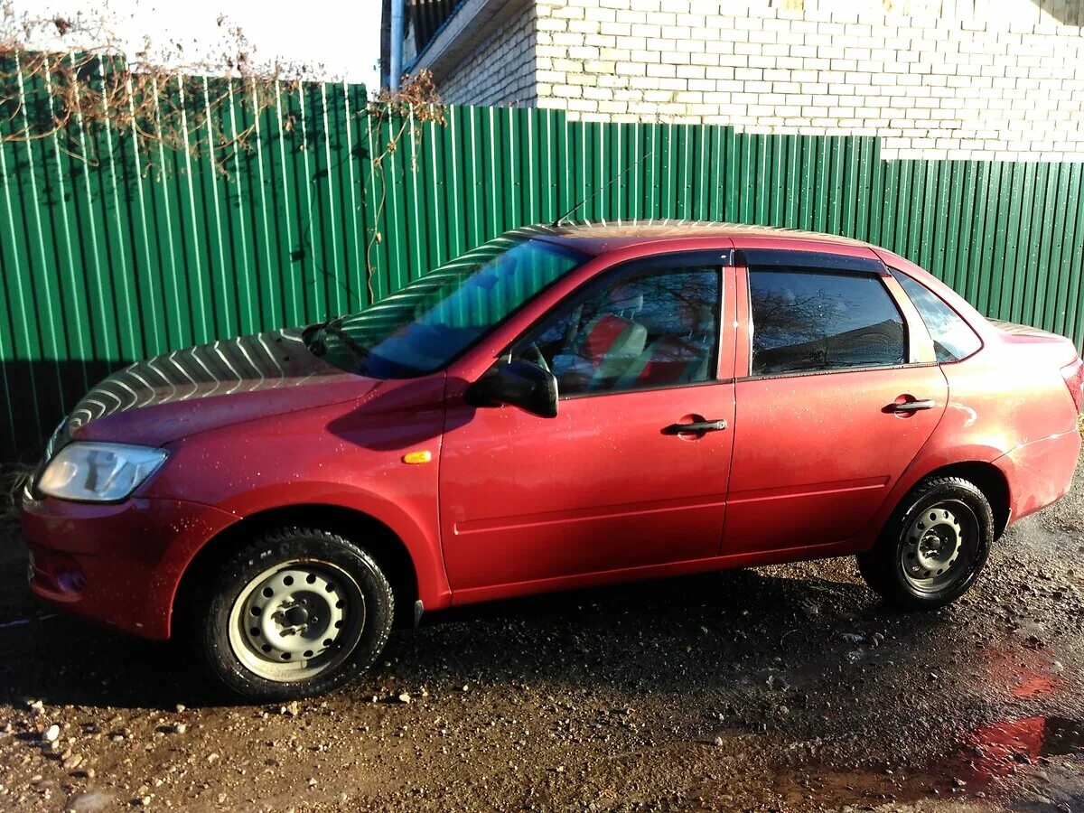 Купить легковой автомобиль в смоленске. Красная Гранта 2013. Машины в Смоленске.