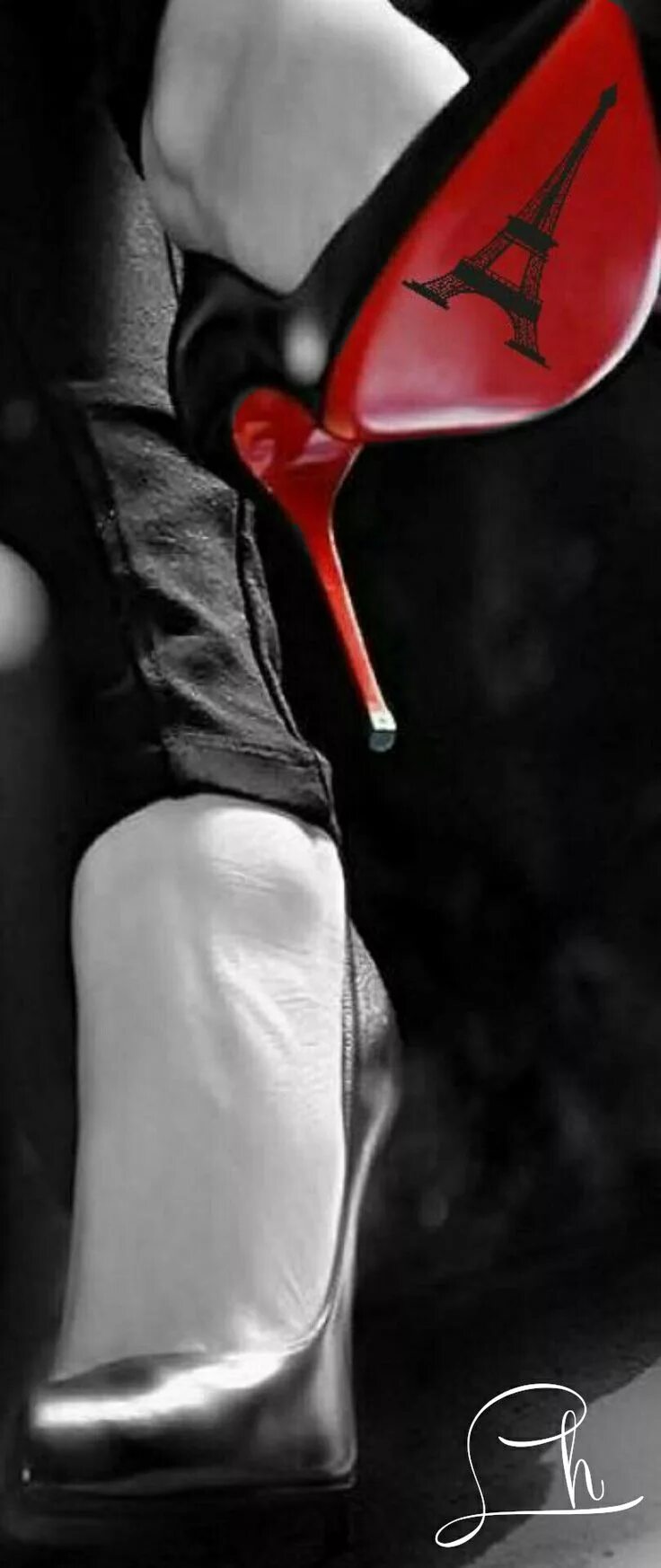 Целует туфли госпожи. Туфли на каблуке. потные женские туфли. сапоги louboutin на ноге. туфли christian louboutin и чулки.