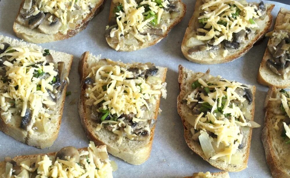 Бутерброды с шампиньонами в духовке. Горячий бутерброд с шампиньонами и сыром. Бутерброды с грибами и сыром. Горячие бутерброды с грибами. Горячие бутерброды с грибами и сыром в духовке.