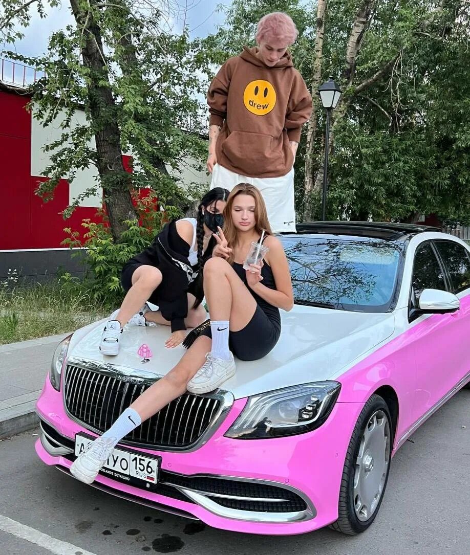 Даня милохин машина. Даня милохин мерседес. Новая машина дани милохина. Машина дани милохина майбах. Машина дани милохина майбах.