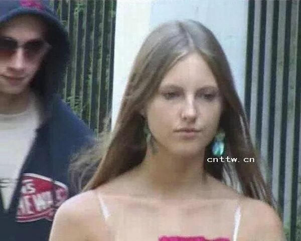 Срывают одежду с девушек на улице. Срывают платья на улице. Срывают одежду с девушек на улице. Срывают одежду с девушек на улице. Сдергивают одежду с девушек.