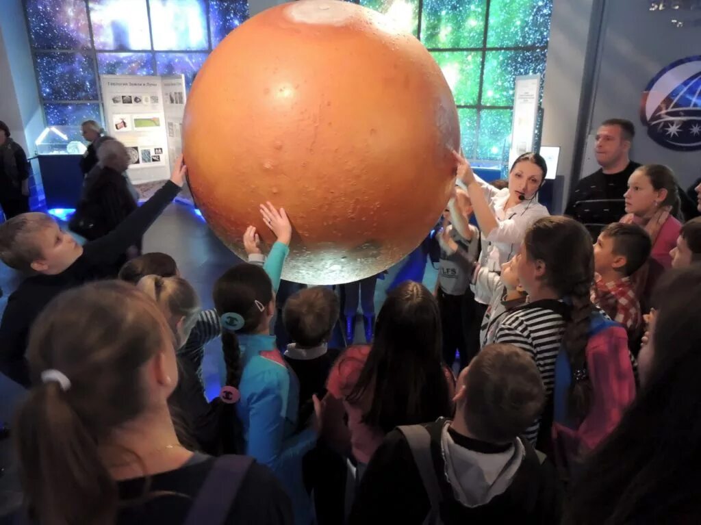 Музей урании в московском планетарии. Экскурсия в планетарий. Московский планетариум. Московский планетарий экскурсия для школьников. Планетарий гелиос.