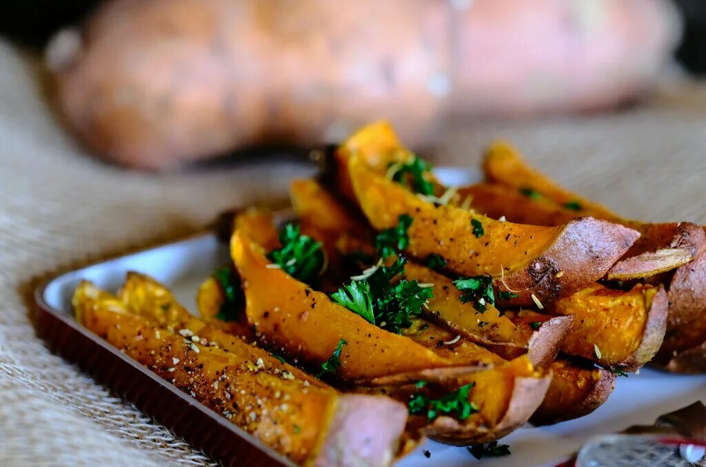 Как приготовить БАТАТ (сладкий картофель) вкусно. ЧИПСЫ из батата с оливковым ма