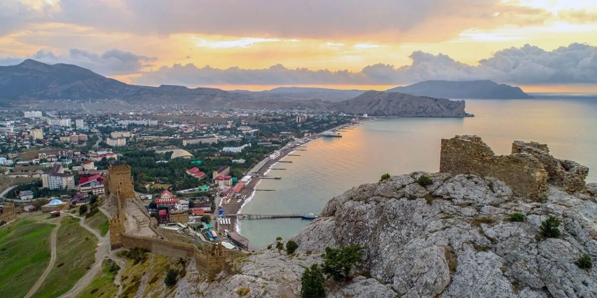 Судак численность населения 2025. Крымский судак. феодосия судак вид с моря.