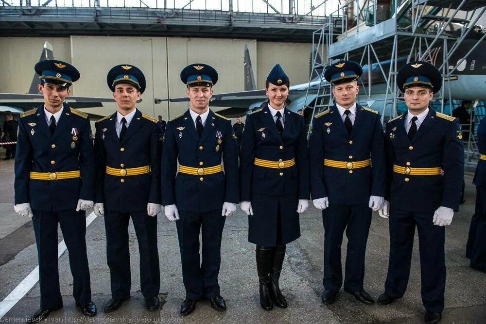 Парадная ввс. Парадная форма летчиков ввс россии. форма курсантов ввс рф. форма курсантов вкс. форменная одежда офицеров вкс россии.