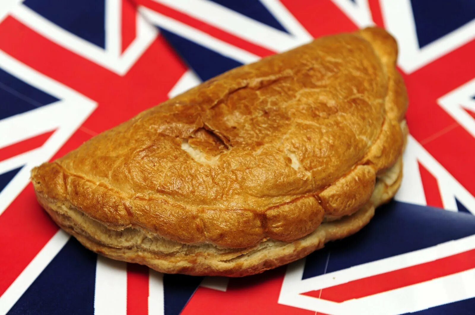 Cornish pasty в Великобритании. Корниш пасти. Пирог Корниш пасти. Корнуэльский пирог в Великобритании. Национальная английская еда