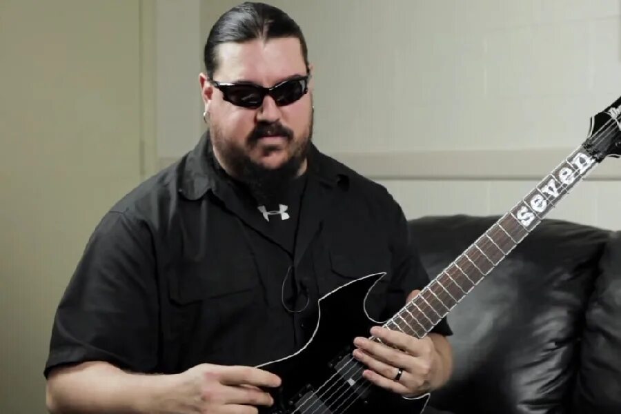 Мик томпсон. Гитарист slipknot мик. гитарист слипкнот мик томсон.