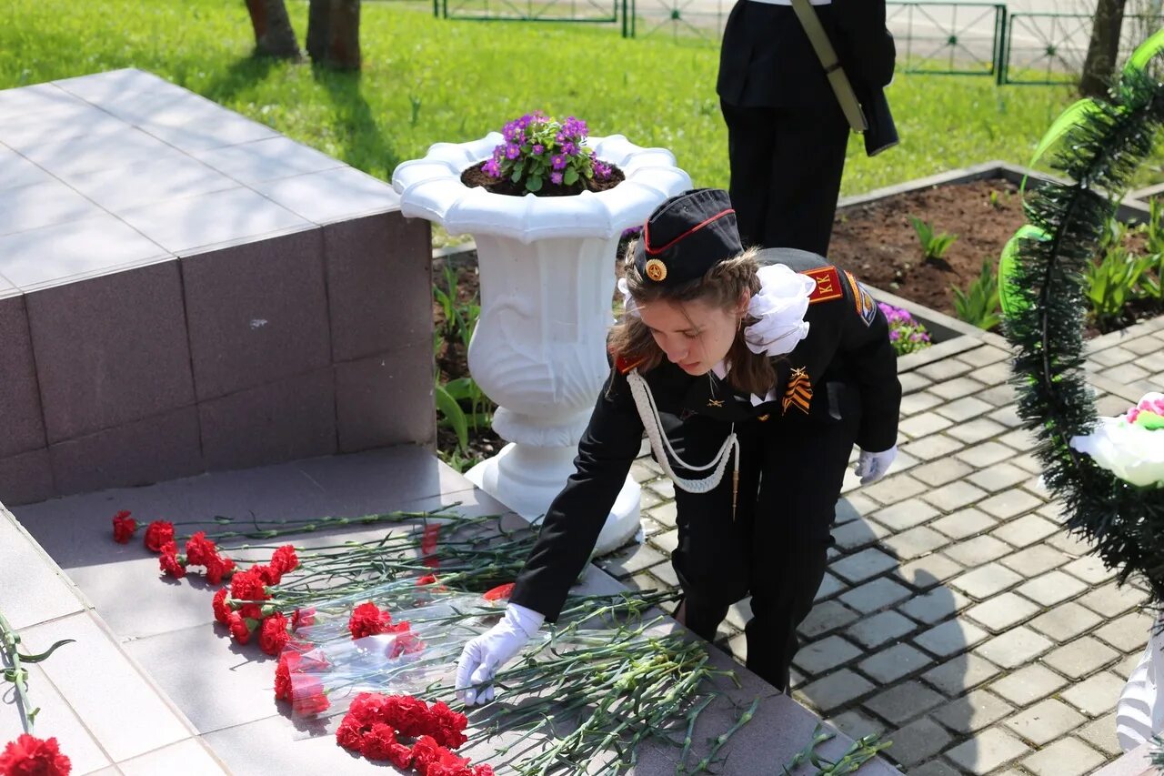 Возложили цветы к обелиску. День победы возложение цветов. Возложили цветы к обелиску. Парк победы возложение венков. Возложение цветов к обелиску спб.