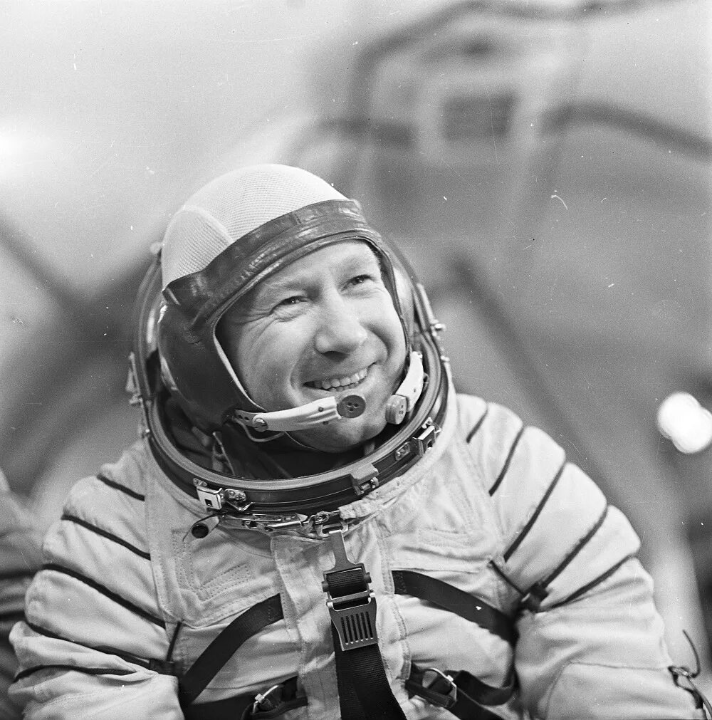 Алексей леонов в открытом космосе. Алексей леонов первый в открытом космосе. Первый космонавт выход в космос. Алексей леонов в открытом космосе. Первый вышел в открытый космос леонов.