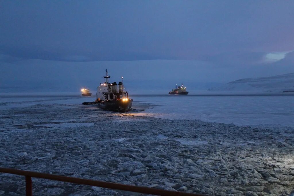 Певек Восточно-Сибирское море. Море в Певеке. Морской порт Певек. Чукотское море ледокол. Караван судов