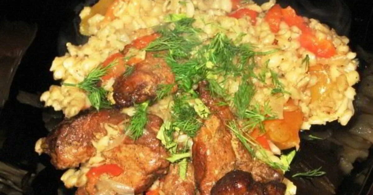 перловка с курицей в горшочке. каша перловая в горшочке в духовке с мясом. перловая каша в горшочке. горшочек каши. перловка.