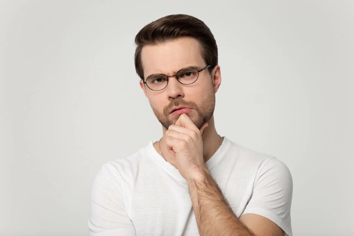 Сомнительный взгляд. Недоверчив скептик. Несчастный бизнесмен. Вопросительный взгляд девушки. Недоверчив скептик.