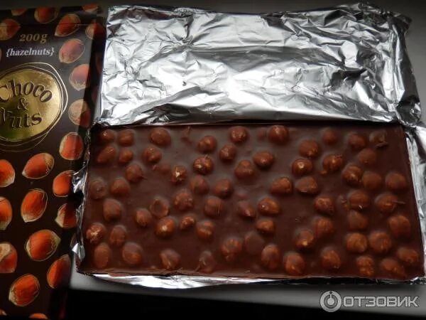 Choco nuts цена. Шоколад Чоко энд натс. Шоко натс шоколад с фундуком. Шоколад с цельным фундуком Choco Nuts. Красное и белое шоколад с фундуком 200 грамм.
