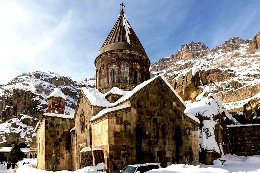Монастыри еревана. Монастырь Гегард Армения. «Монастырь копья» Гегард. Гехард монастырь Армения. Пещерный монастырь Гегард.