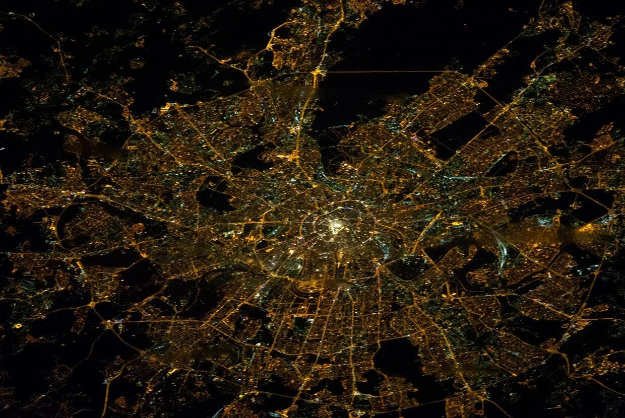 Снимки из космоса в реальном времени высокого. Москва с борта МКС. Ночной вид из космоса. Москва из космоса. Россия из космоса ночью.