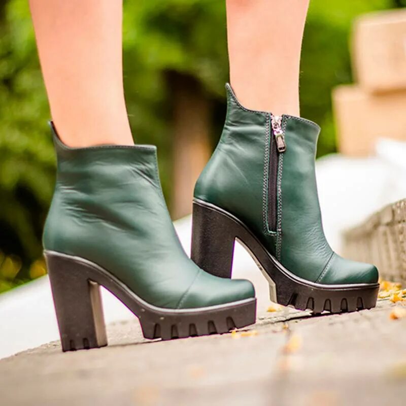 Обувь green. Ботинки Маклейн замшевые зеленые женские. BELWEST обувь замшевые зеленые ботинки женские. Салатовые ботильоны. Весенние ботинки на каблуке.