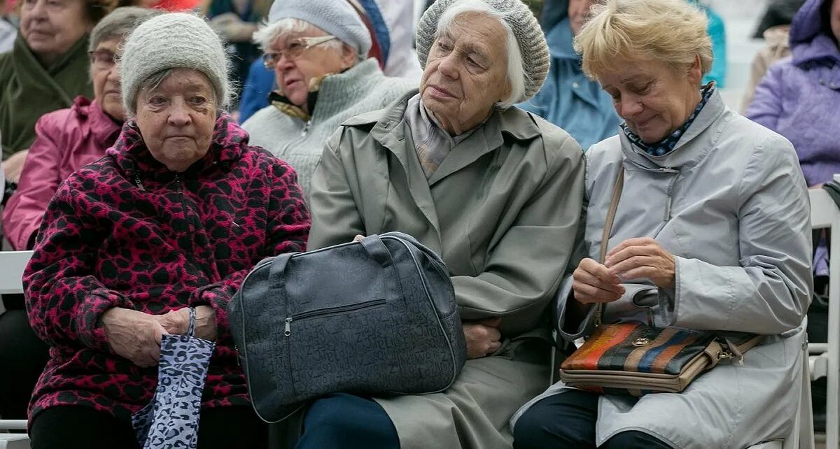 Пенсионный возраст новости правительство. Пенсионеры. Пенсионеры в России. Русские пенсионеры. Человек на пенсии.