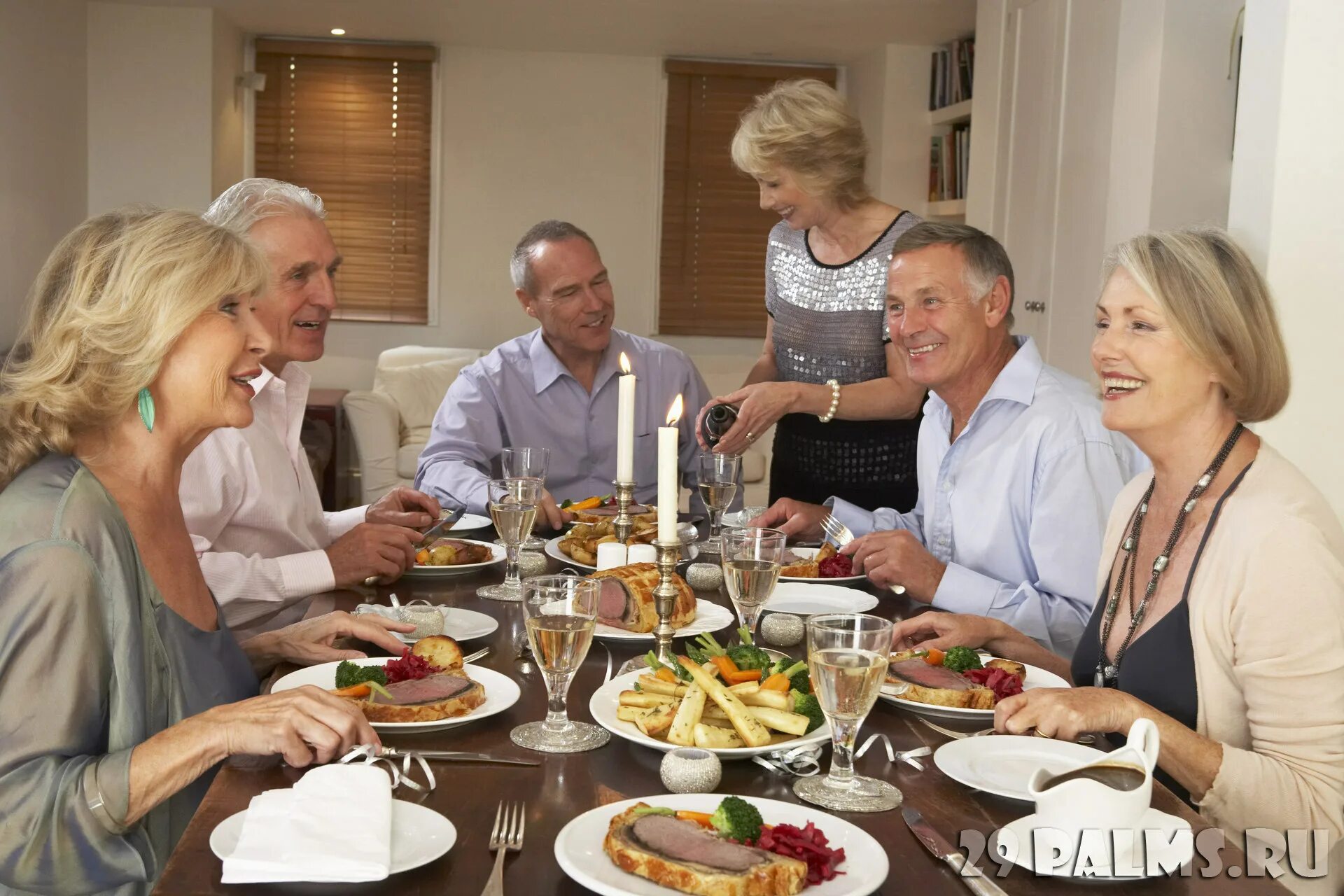 французская семья за столом. семья за праздничным столом. незваные гости фильм 2003. праздничное застолье. встречаем гостей.