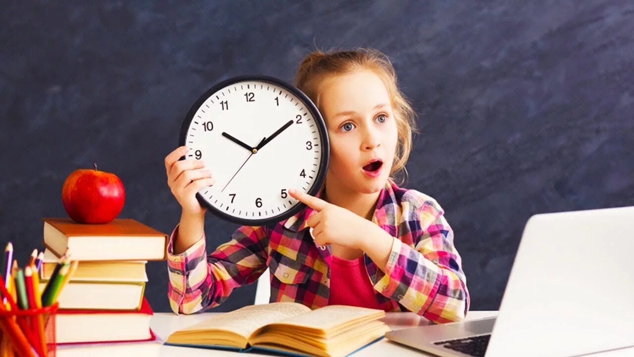 Уроки подготовка домашнего задания. Тайм менеджмент для детей. Самоорганизация детей. Ребенок с часами. Часы для детей.