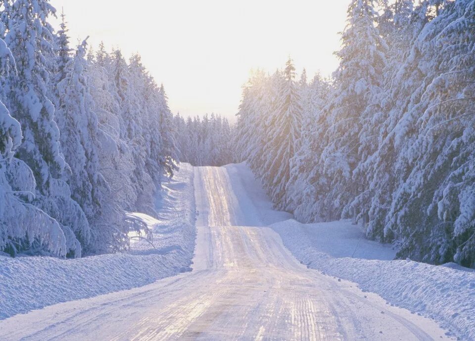 На дороге снег лежит. Зимние дороги. Зимняя трасса. Заснеженная дорога. Зима дорога.