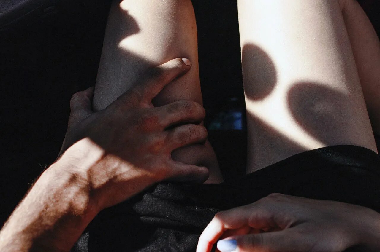 Мужские руки на женском теле. Положила ноги на парня. Женские ножки под офисным столом. Гладит ляжки. Рука на женской ноге.