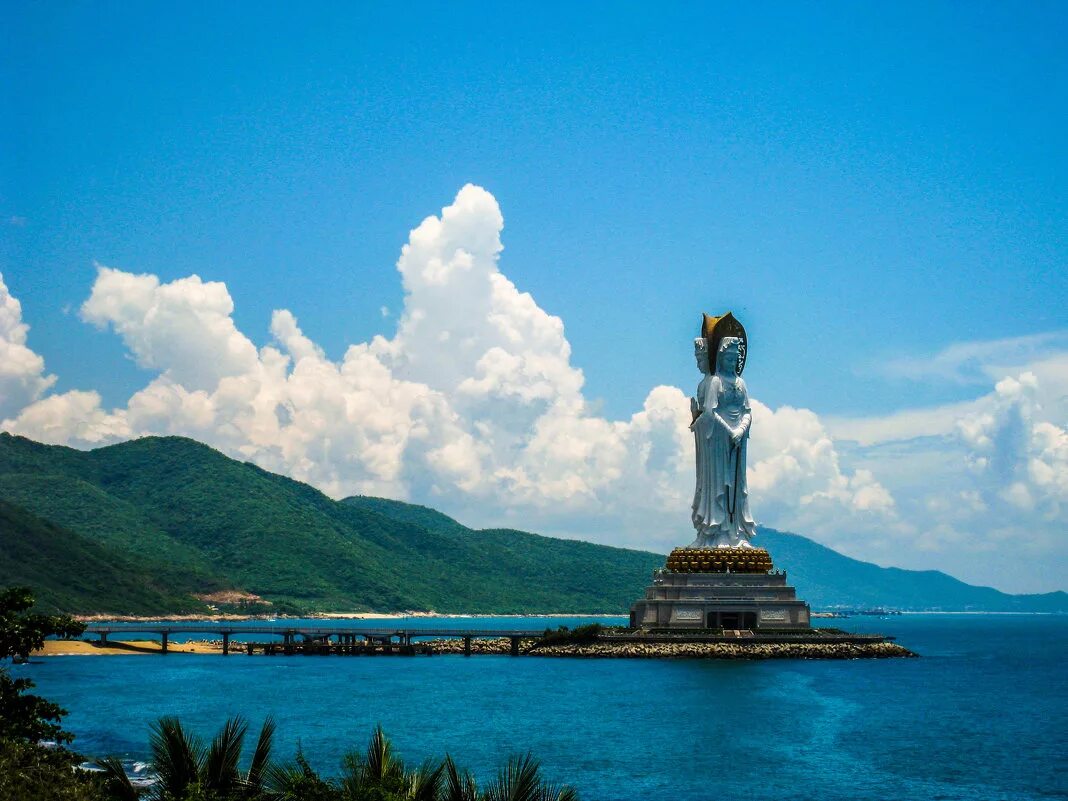 Hainan island sanya. Остров Хайнань Санья. Китай Санья остров Хайнань. Санья статуя Гуаньинь. Остров Сидао Хайнань.