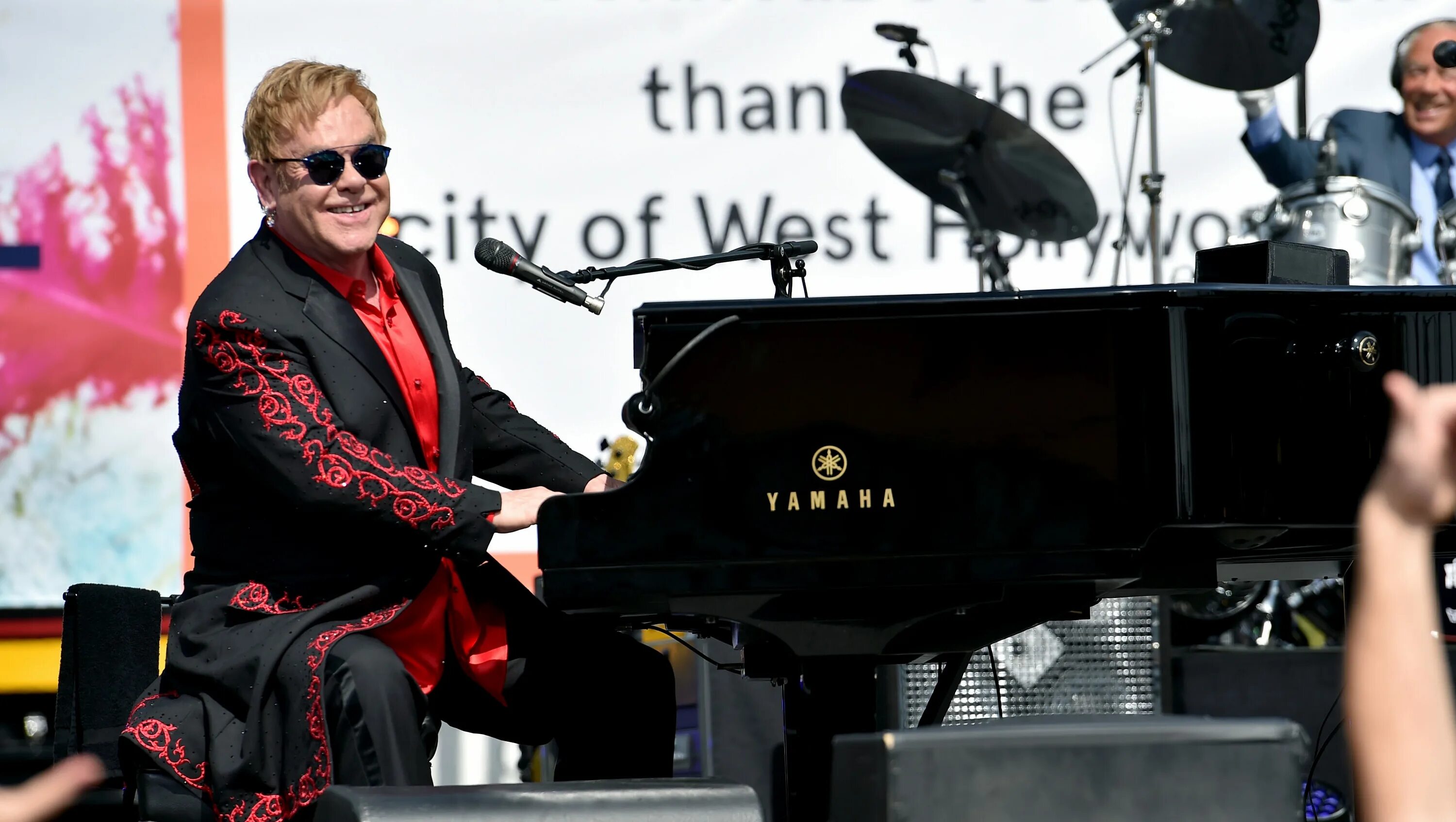 Elton john rock. Пианист Элтон Джон. Elton John 1970. Элтон Джон поп рок. Элтон Джон на сцене.