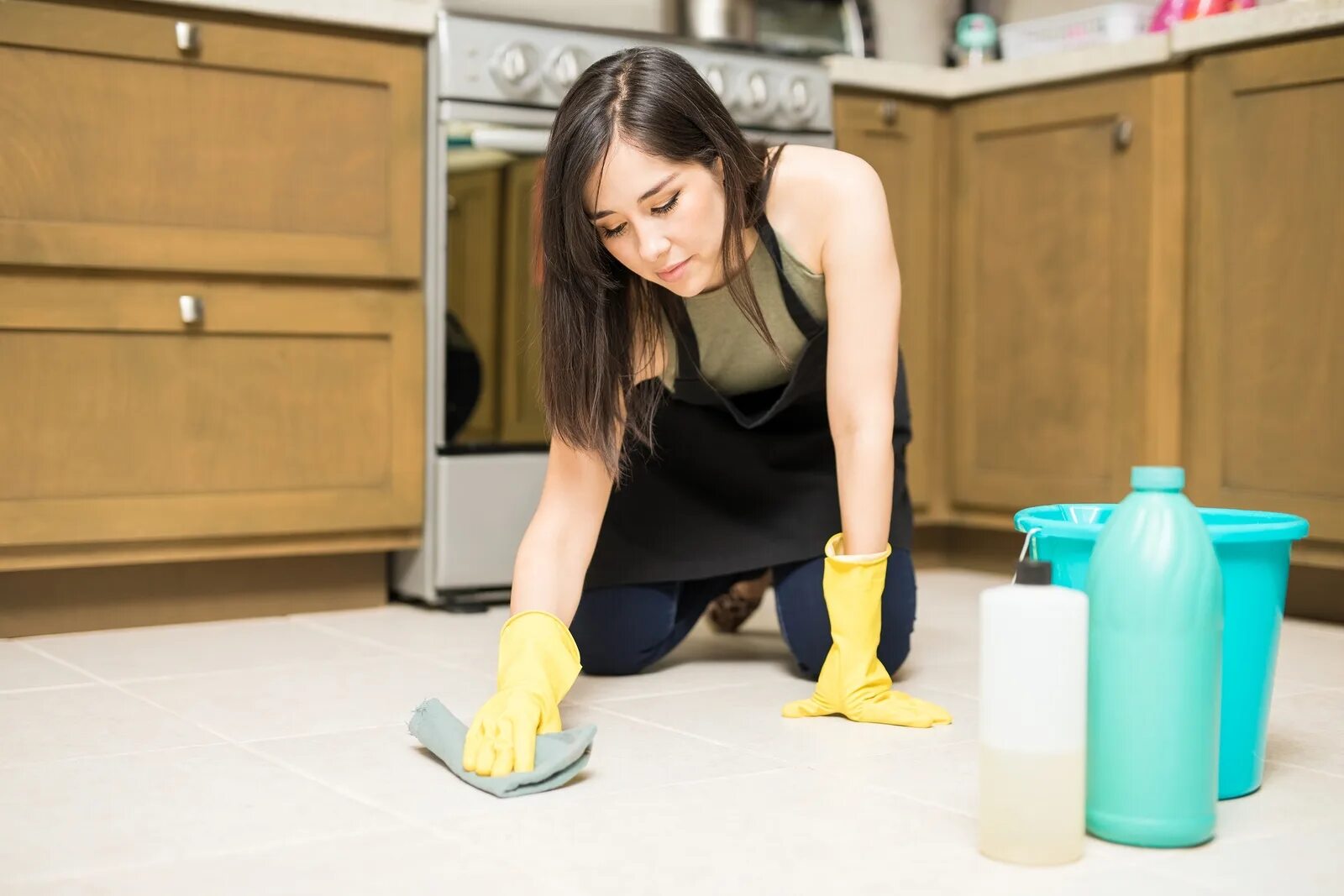 Девка моет полы. Девка моет полы. Мытье полов. Фотосессия уборка в доме. Мытье пола.