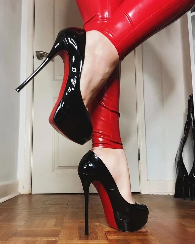 High heels leg. Туфли на шпильках трамплинг. Туфли на шпильках госпожа. Госпожа шпильки трамплинг.