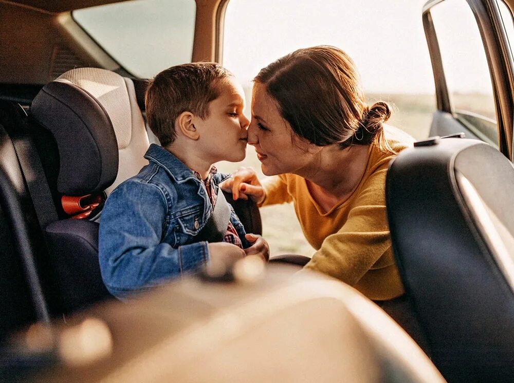 Включи маме машину. Безопасность детей в авто. Женщина с ребенком в машине. Мама с ребенком в машине. Мать и дети на машине.