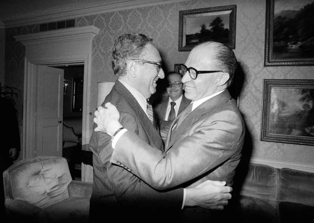 Киссинджер в молодости. Валентин зорин киссинджер. джилл джонс и генри киссинджер. генри киссинджер дети. генри киссинджер в детстве.